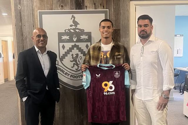 Filho de Ronaldinho ruma ao Championship