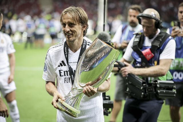 Modric: «É um orgulho levantar o meu primeiro título como capitão do Real Madrid»