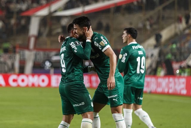 Vitor Roque celebra golo pelo Palmeiras