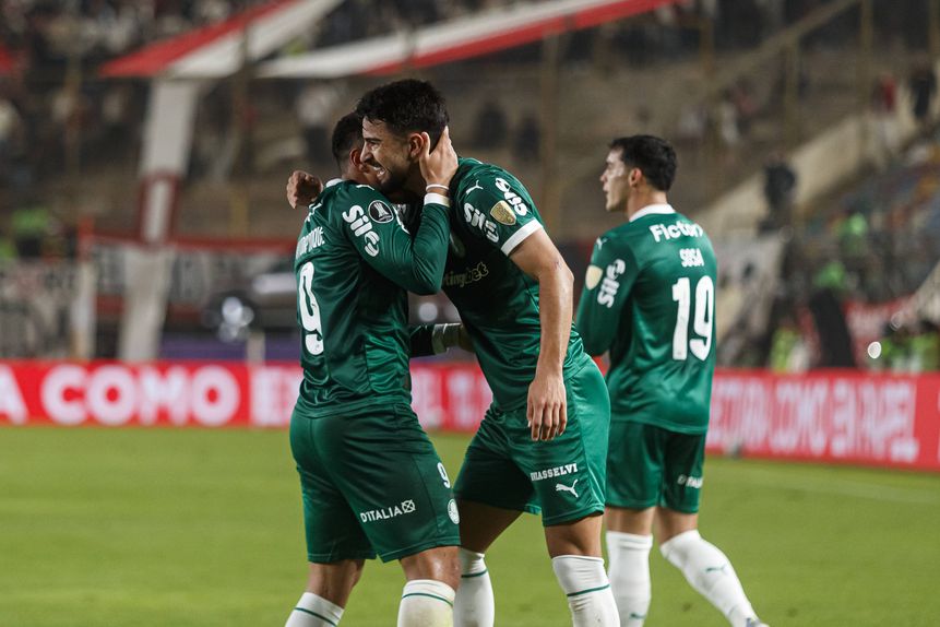 Vitor Roque celebra golo pelo Palmeiras