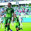 Amoura, 25 anos, avançado do Wolfsburgo, é alvo do Benfica