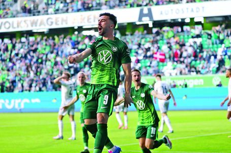Amoura, 25 anos, avançado do Wolfsburgo, é alvo do Benfica