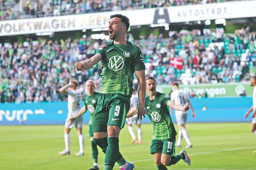 Amoura, 25 anos, avançado do Wolfsburgo, é alvo do Benfica