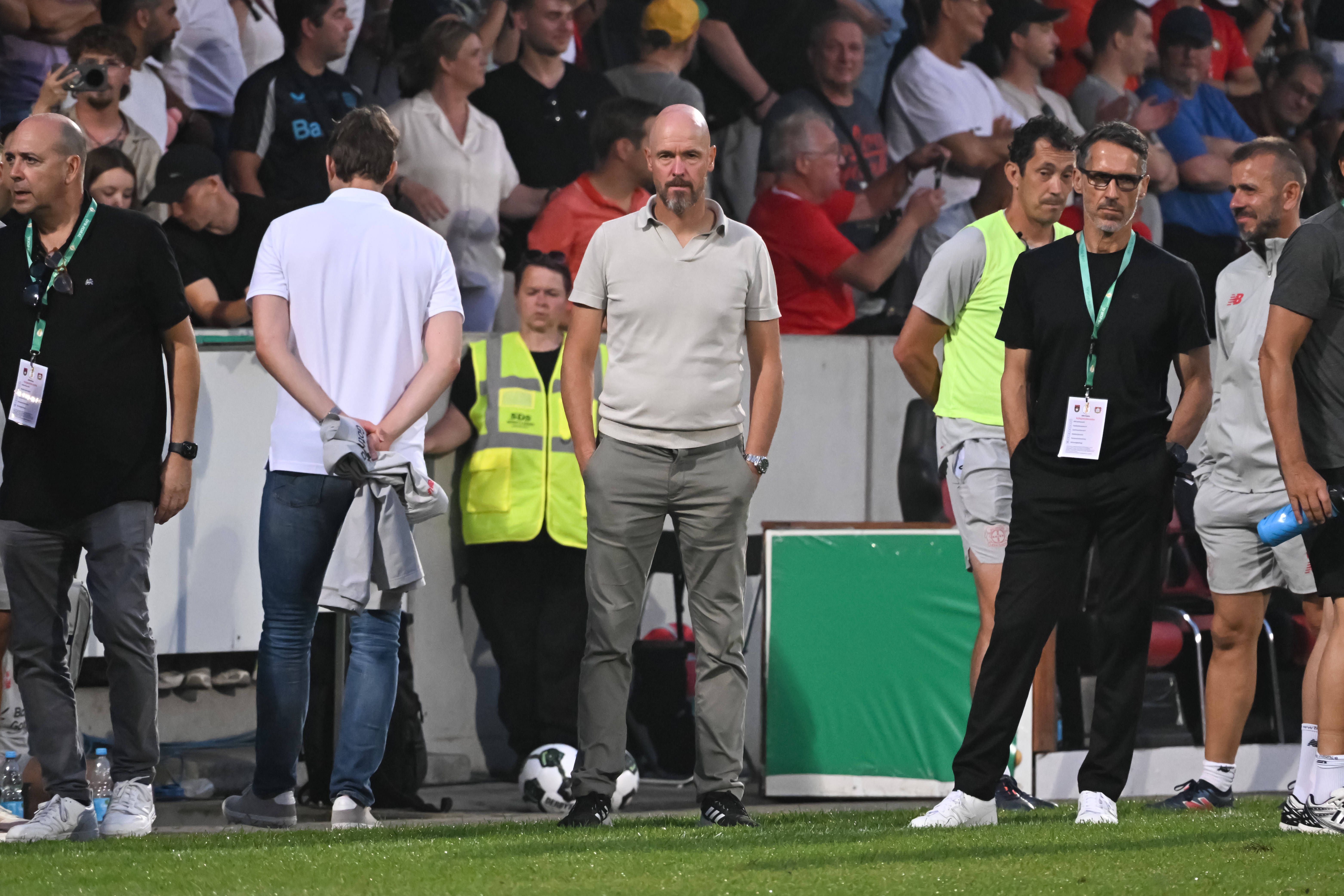 Erik ten Hag no banco do Bayer Leverkusen no primeiro jogo oficial da época frente ao Grossaspach Foto: IMAGO