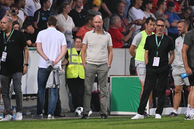Erik ten Hag no banco do Bayer Leverkusen no primeiro jogo oficial da época frente ao Grossaspach Foto: IMAGO