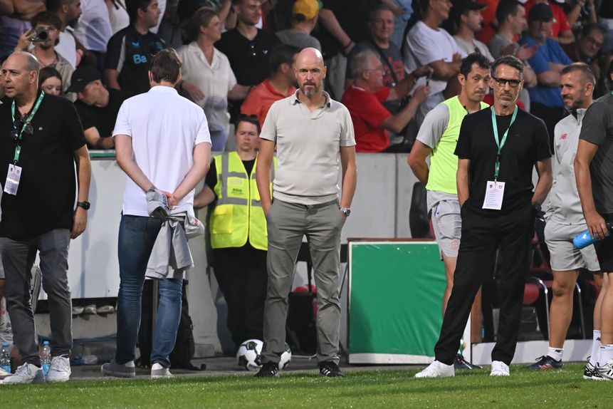 Erik ten Hag no banco do Bayer Leverkusen no primeiro jogo oficial da época frente ao Grossaspach Foto: IMAGO