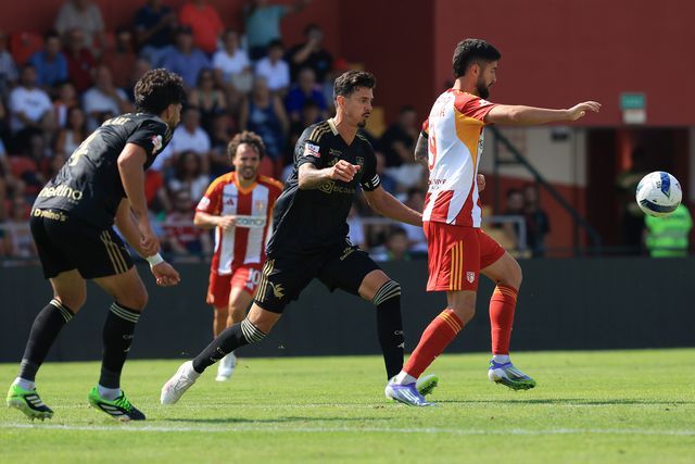 José Fonte e Escobar disputam a bola no jogo entre o Aves e o Casa Pia
