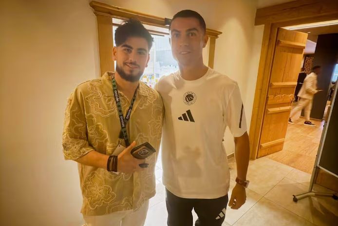 Mousa Alnaji ao lado de Cristiano Ronaldo Foto: Instagram Mousa Alnaji