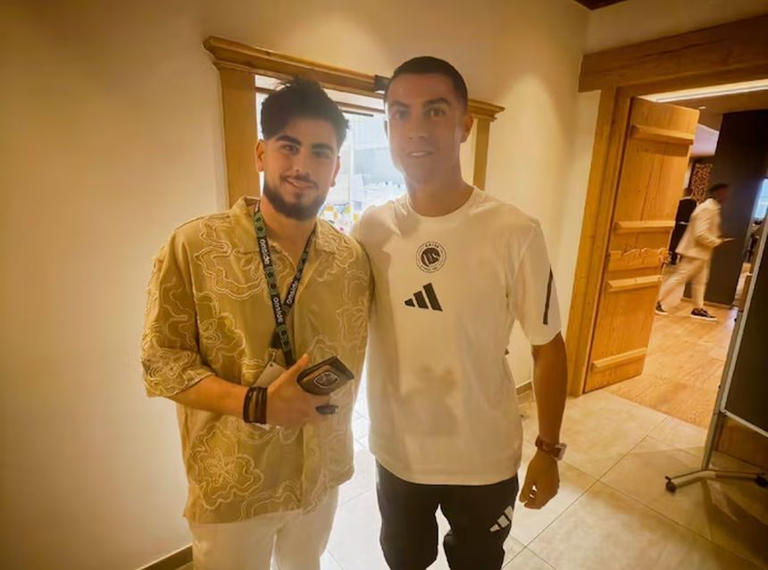 Mousa Alnaji ao lado de Cristiano Ronaldo Foto: Instagram Mousa Alnaji