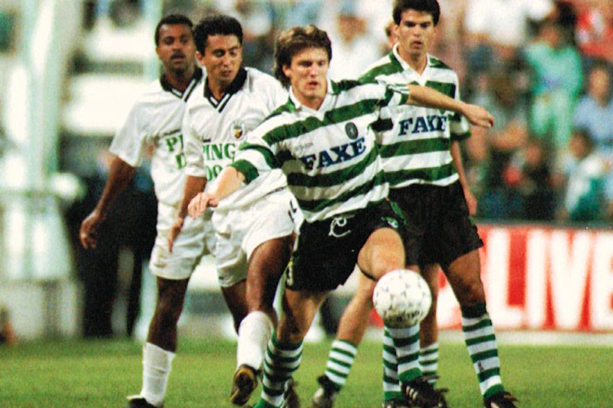 Cherbakov a jogar de leão ao peito, antes do acidente que o deixou numa cadeira de rodas - Foto: A BOLA