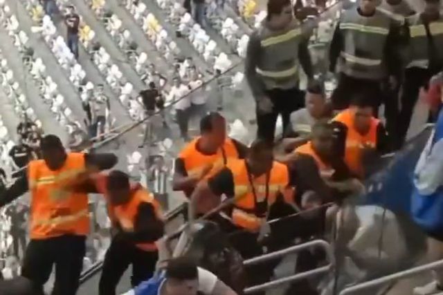 Vitória do At. Mineiro termina com agressões de seguranças a adeptos argentinos