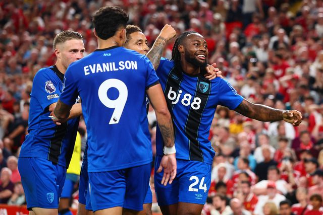 É assim que se lida com racismo? Jogo parou por ofensas a Semenyo e ele bisou