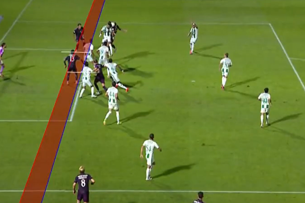Deniz Gul em fora de jogo por 73 cm