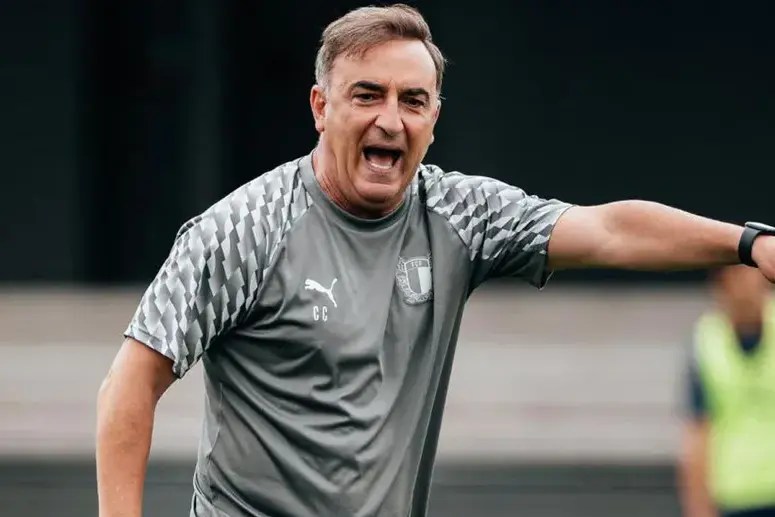 Carlos Carvalhal aponta à vitória do Famalicão na receção ao Marítimo — Foto: Famalicão