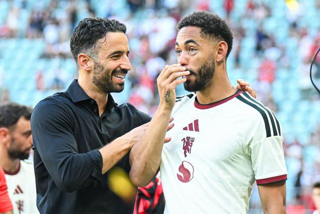 Só três jogadores do Man Utd não foram abraçar Amorim... e um surpreende