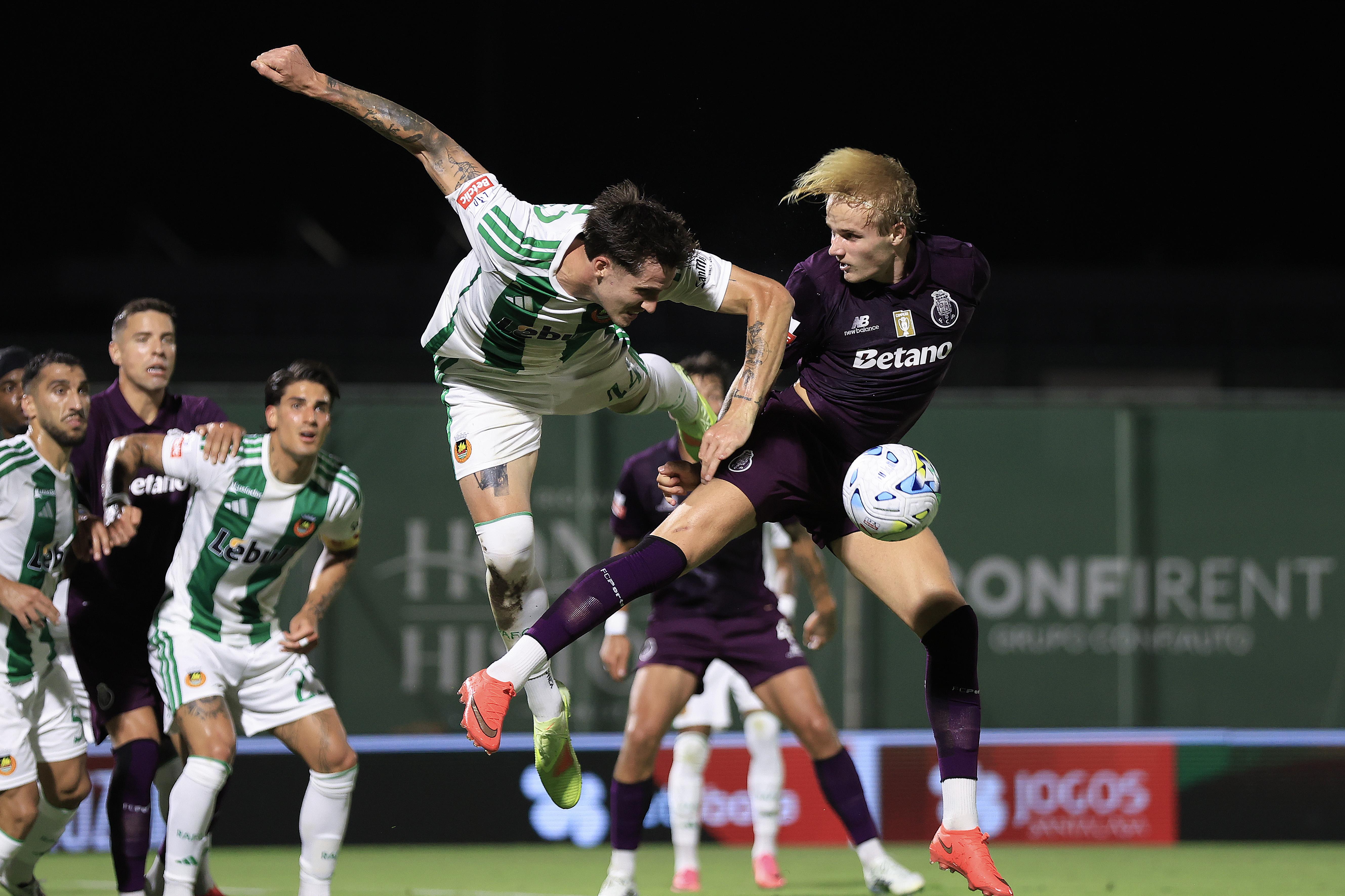 Tamás Nikitscher em duelo com Froholdt - Foto: MANUEL FERNANDO ARAÚJO/LUSA