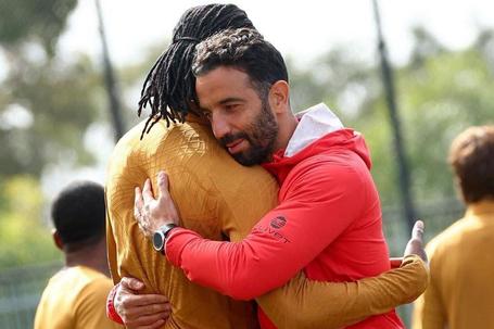 Página diz que Amorim considera Leão má influência… o jogador reage