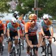 Ciclistas da NSN Development Team na estrada na Volta a Portugal - Foto: EPA/NUNO VEIGA