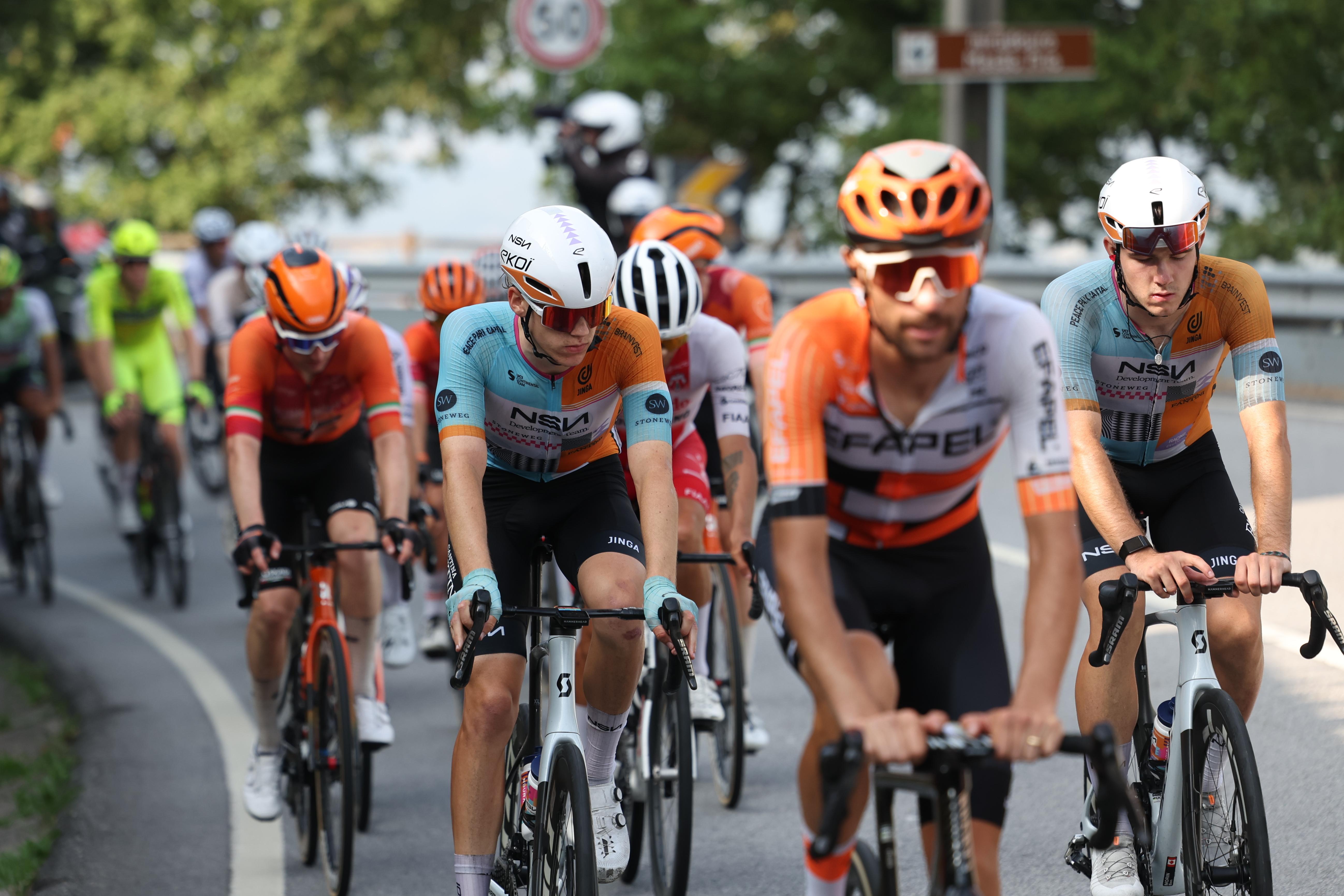 Ciclistas da NSN Development Team na estrada na Volta a Portugal - Foto: EPA/NUNO VEIGA