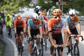 Ciclistas da NSN Development Team na estrada na Volta a Portugal - Foto: EPA/NUNO VEIGA