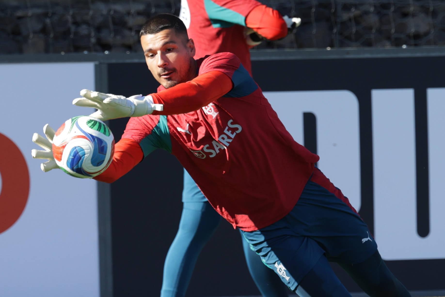 Ricardo Velho: o guardião de 28 anos é titular absoluto nos gregos do Aris, com 11 golos sofridos em sete jogos. Esteve no Mundial ao serviço da Seleção