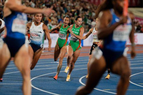 Momento da passagem de testemunho falhada da estafeta portuguesa de 4x100 m (FPA/Sportimedia)