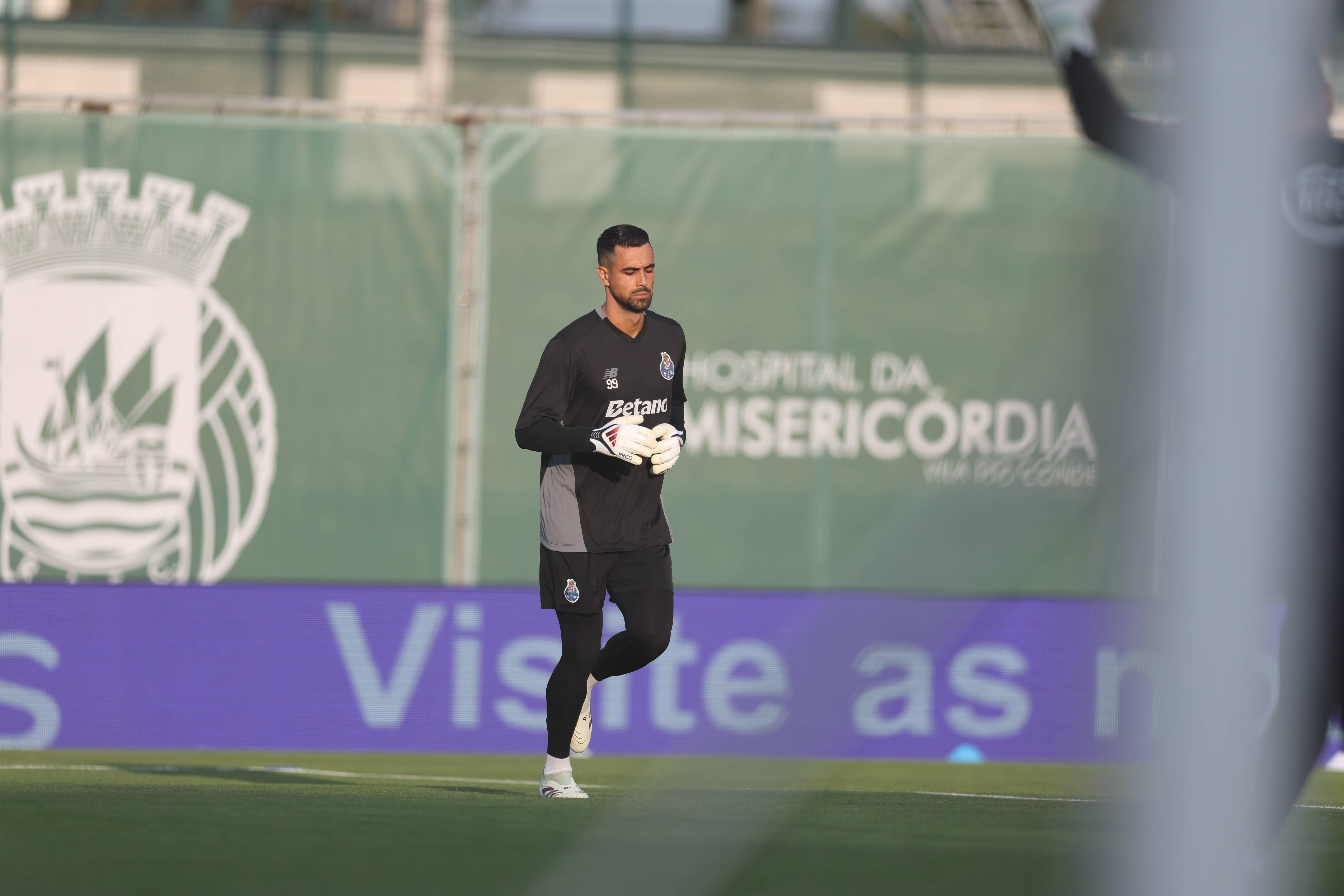 Diogo Costa em período de aquecimento