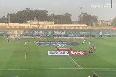 Equipas entram ao mesmo tempo para o aquecimento