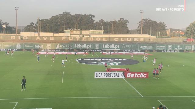 Equipas entram ao mesmo tempo para o aquecimento