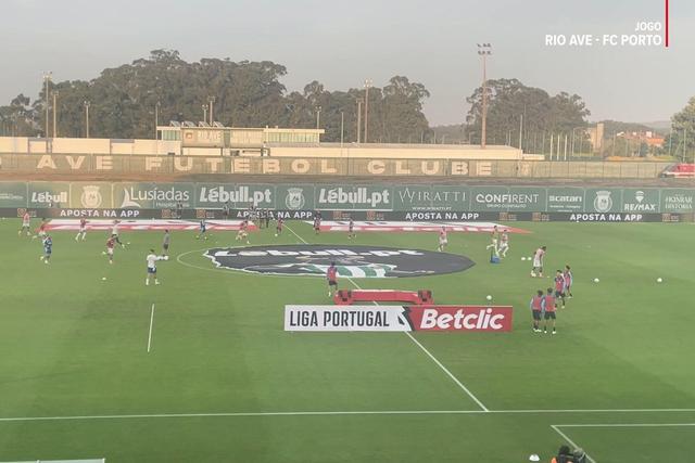 Equipas entram ao mesmo tempo para o aquecimento