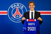 Mika Godts assinou até 2031 pelo PSG, com o Ajax a receber 45 milhões de euros - Foto: PSG