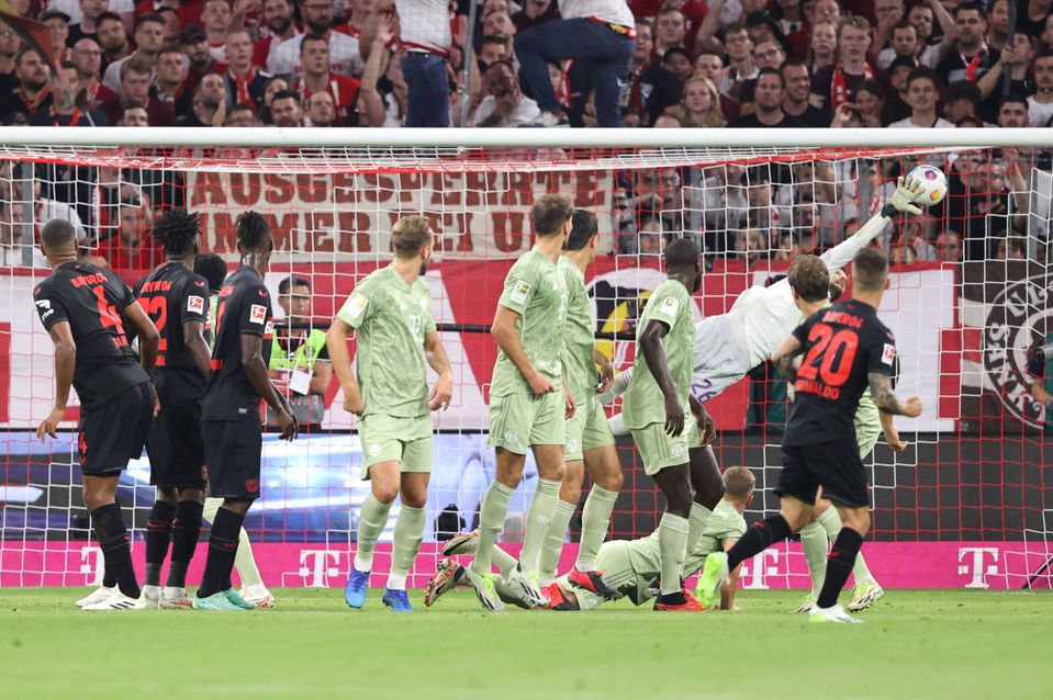 VÍDEO: Grimaldo faz golaço de livre frente ao Bayern