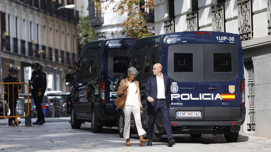 Rubiales em silêncio na chegada ao tribunal