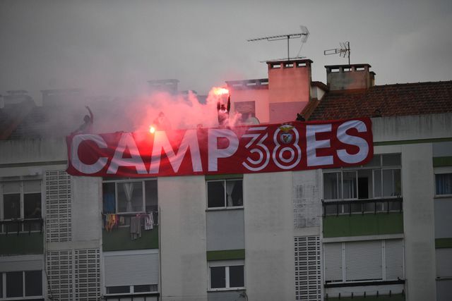 Adeptos do Benfica mostraram tarja junto ao José Gomes