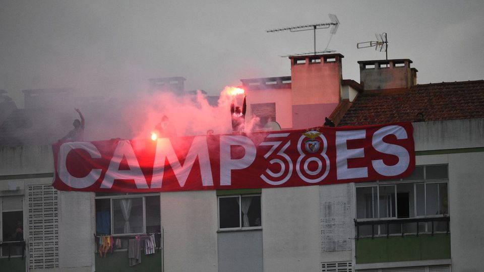 Adeptos do Benfica mostraram tarja junto ao José Gomes