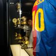 João Félix visita museu do Barcelona e mostra-se atento ao Espaço Messi