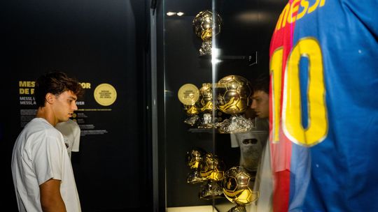 João Félix visita museu do Barcelona e mostra-se atento ao Espaço Messi