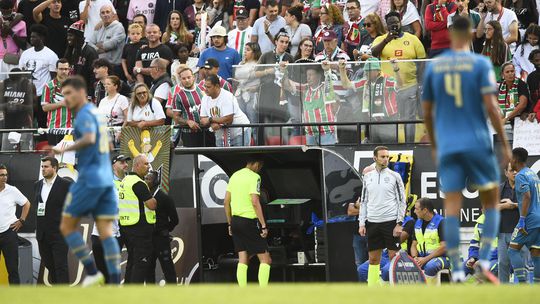 João Pinheiro reverte no VAR penálti a favor do Estrela (vídeo)