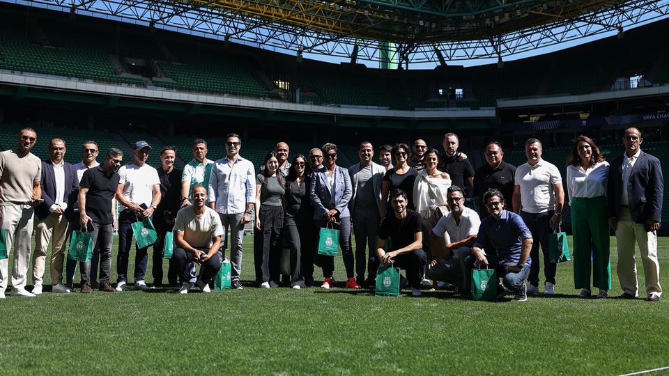 Sporting: comitiva da FIFA visita Alvalade (fotogaleria)