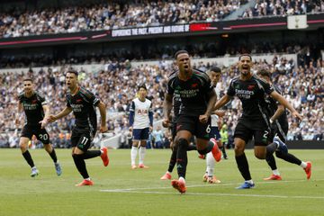 Arsenal ganha dérbi londrino e retoma perseguição ao Man. City