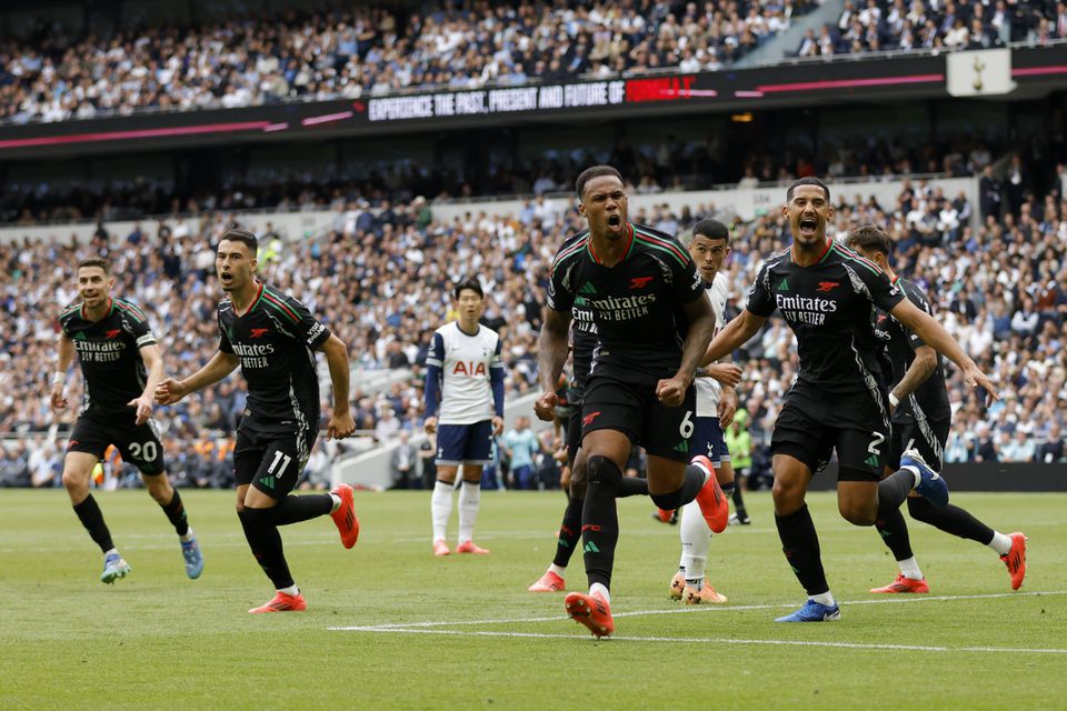 Arsenal ganha dérbi londrino e retoma perseguição ao Man. City