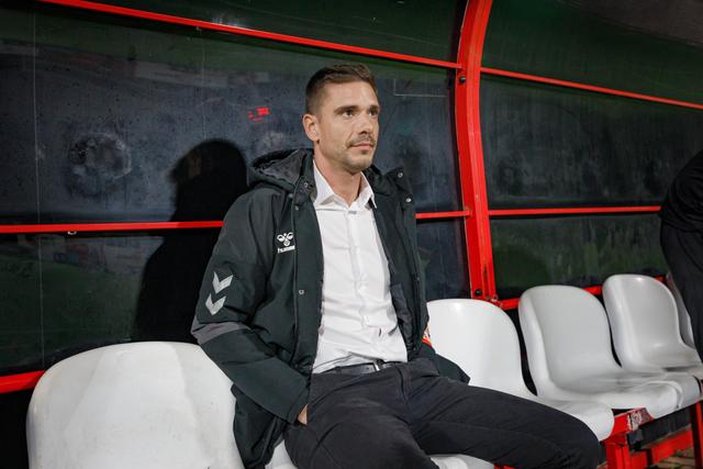 Tiago Margarido sentado no banco de suplentes