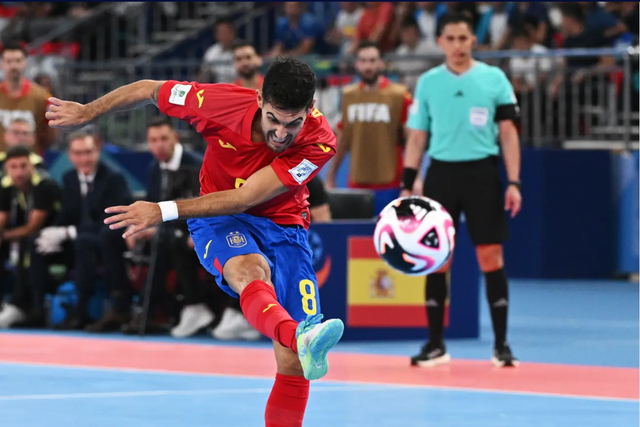 Mundial: Espanha empata, Argentina goleia