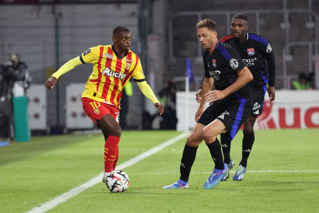 Lens continua invicto na Ligue 1 após nulo com Lyon