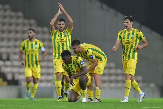 Avalanche de erros defensivos dão primeira vitória ao Tondela