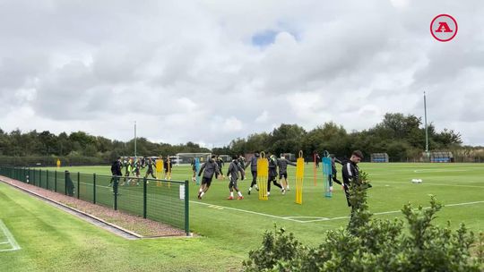 Aston Villa: estrelas fazem exercícios de aquecimento em Bodymoor Heath