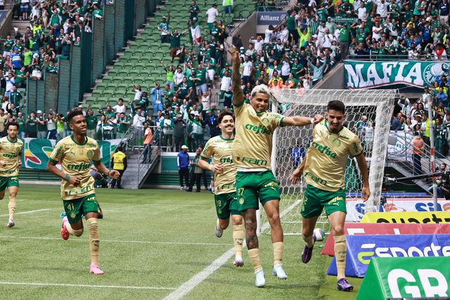 Palmeiras goleia e continua na perseguição ao Botafogo; Bragantino empata em casa