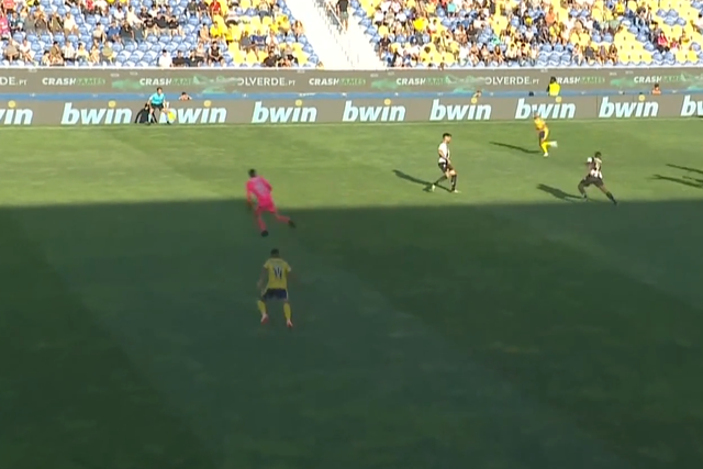 VÍDEO: João Carvalho volta a marcar pelo Estoril com golaço... do meio-campo