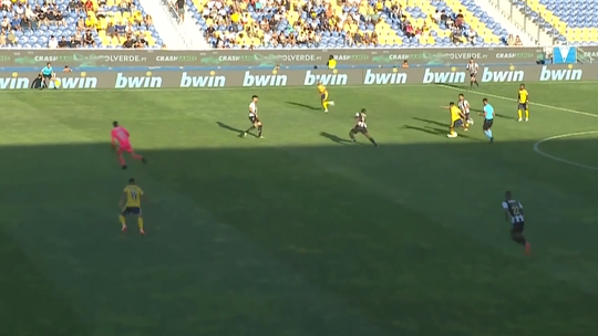 VÍDEO: João Carvalho volta a marcar pelo Estoril com golaço... do meio-campo