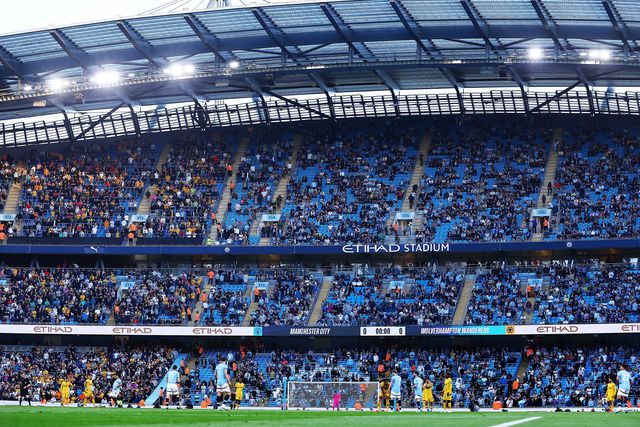 Man. City despede funcionário que usou camisola do United no dia do dérbi